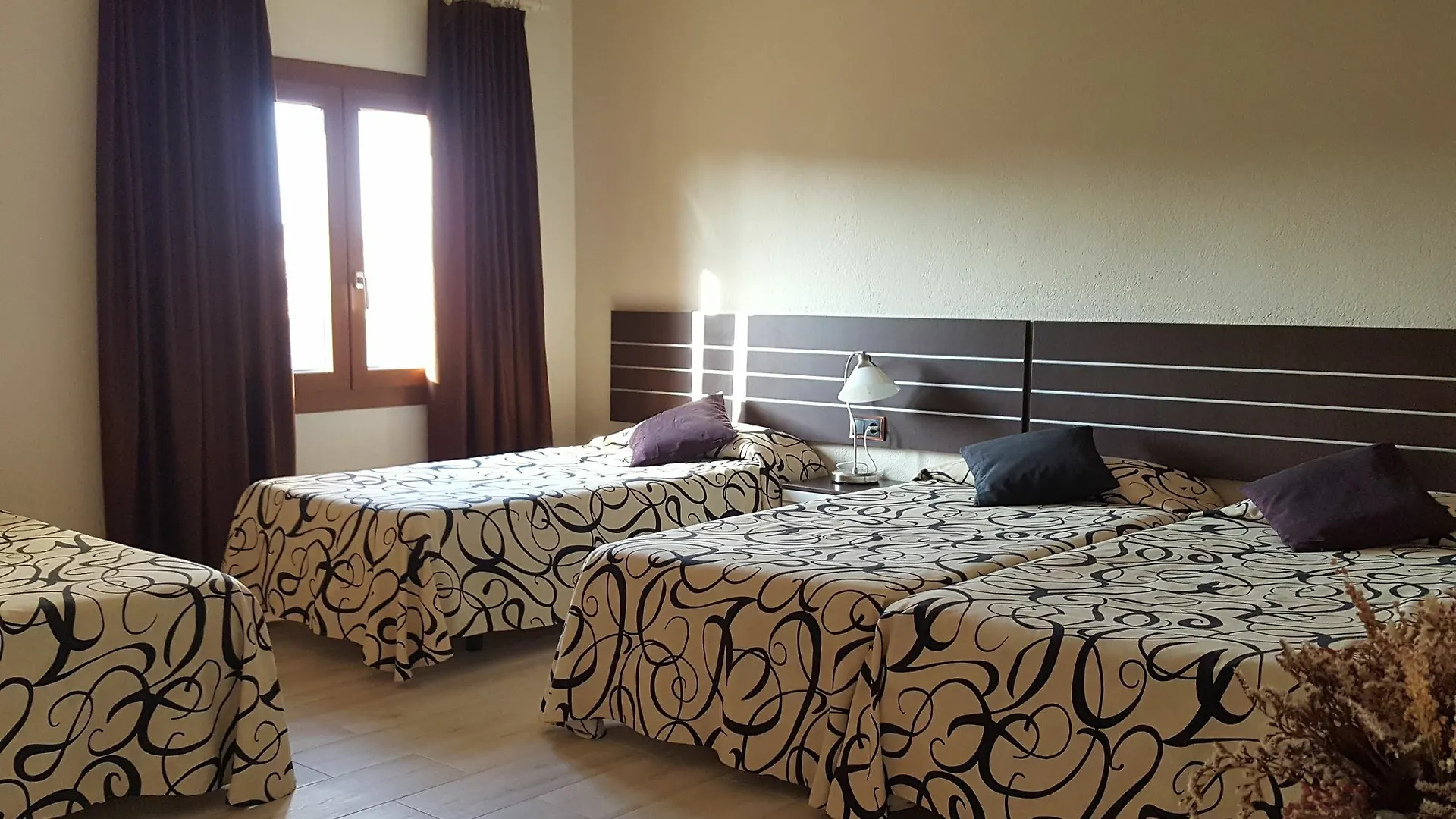 Hotel Fonda Mitjà à Torroella de Montgrí 0*,